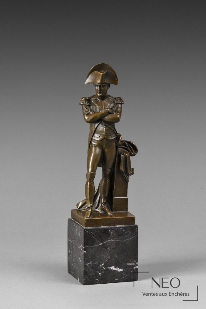 Statuette de Napoléon en bronze à patine brune sur socle de marbre noir veiné