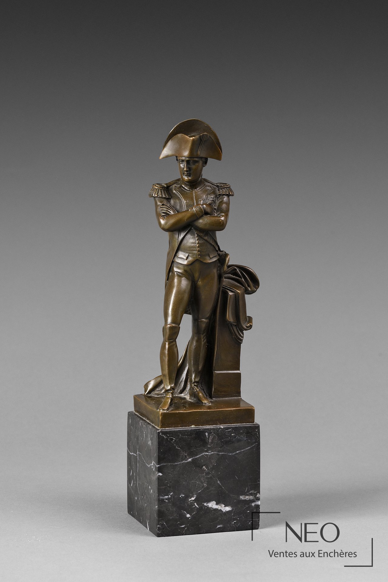 Sculpture Napoléon en bronze à patine brune sur socle en marbre noir veiné