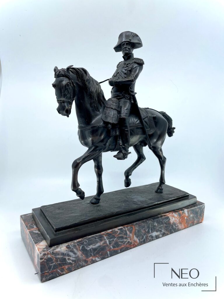 Sujet en bronze patiné représentant Napoléon Ier à cheval sur socle en marbre