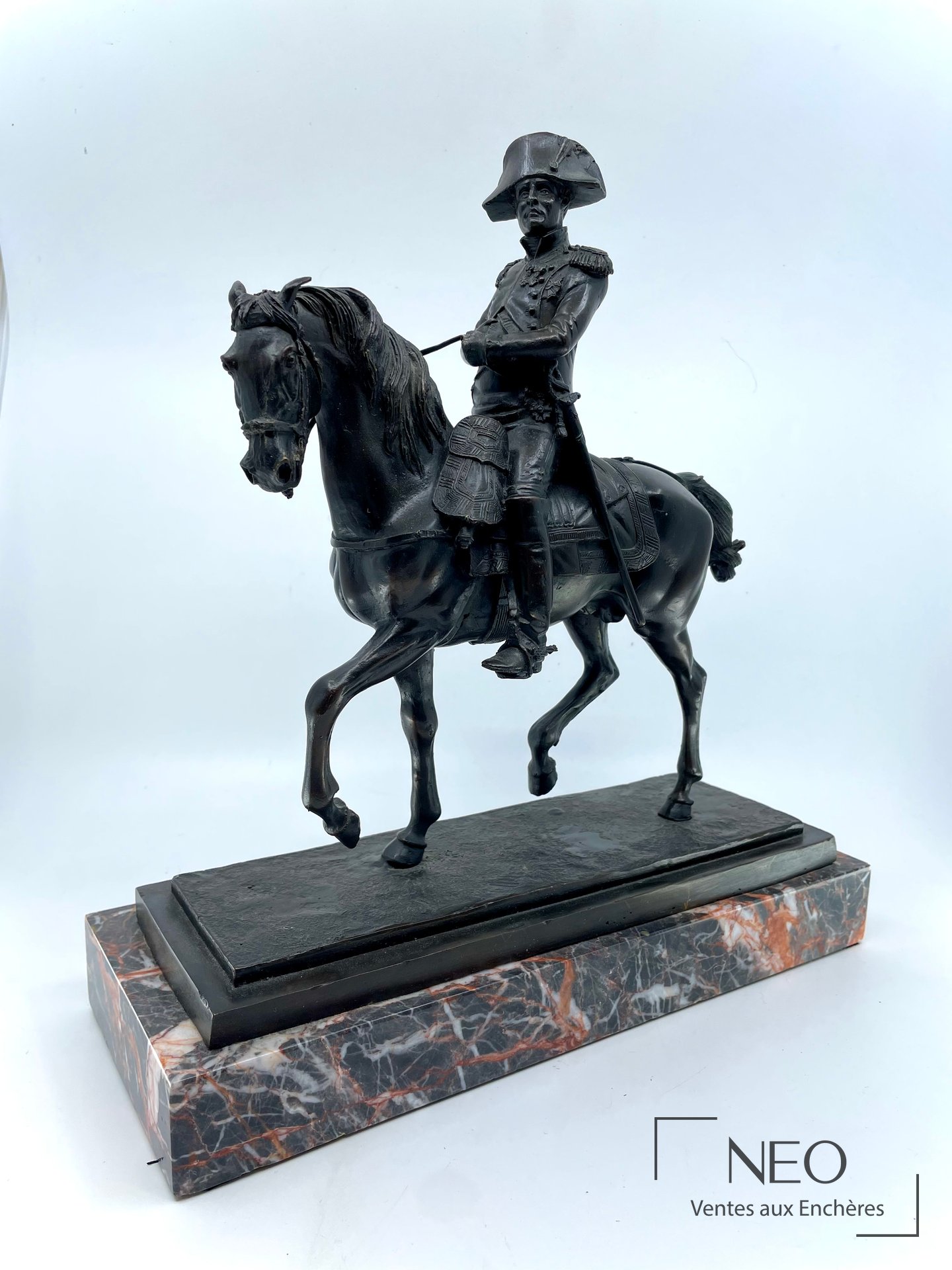 Sujet en bronze patiné représentant Napoléon Ier à cheval sur socle en marbre