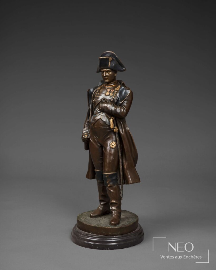 Bronze de Napoléon Ier debout sur socle circulaire en marbre gris