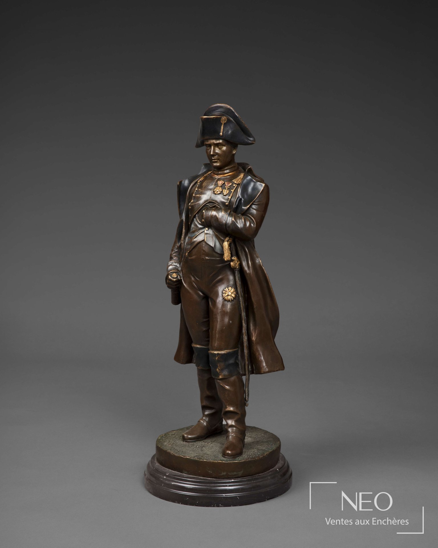 Bronze de Napoléon Ier debout sur socle circulaire en marbre gris