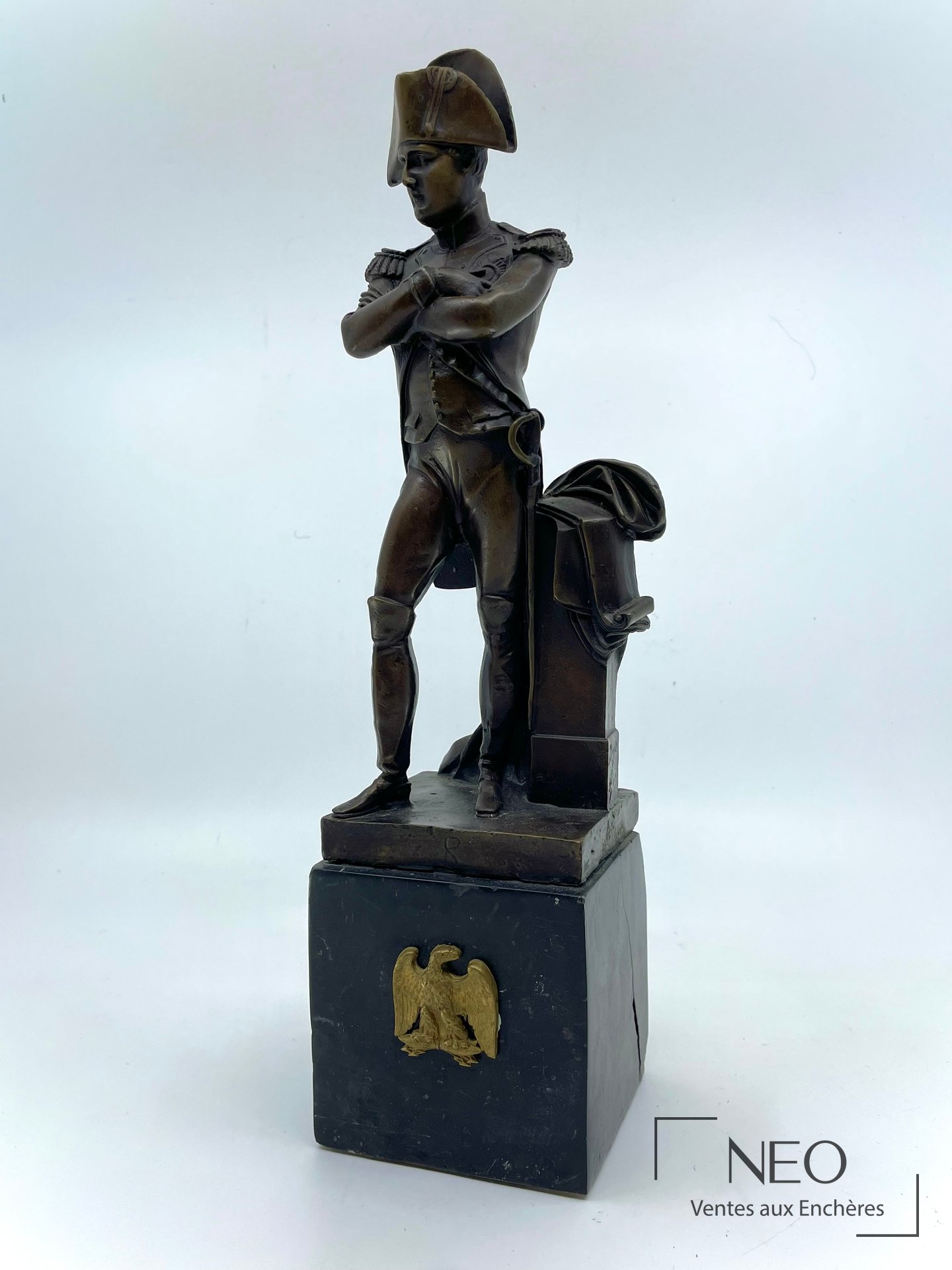 Sujet de Napoléon Ier en pied sur socle noir