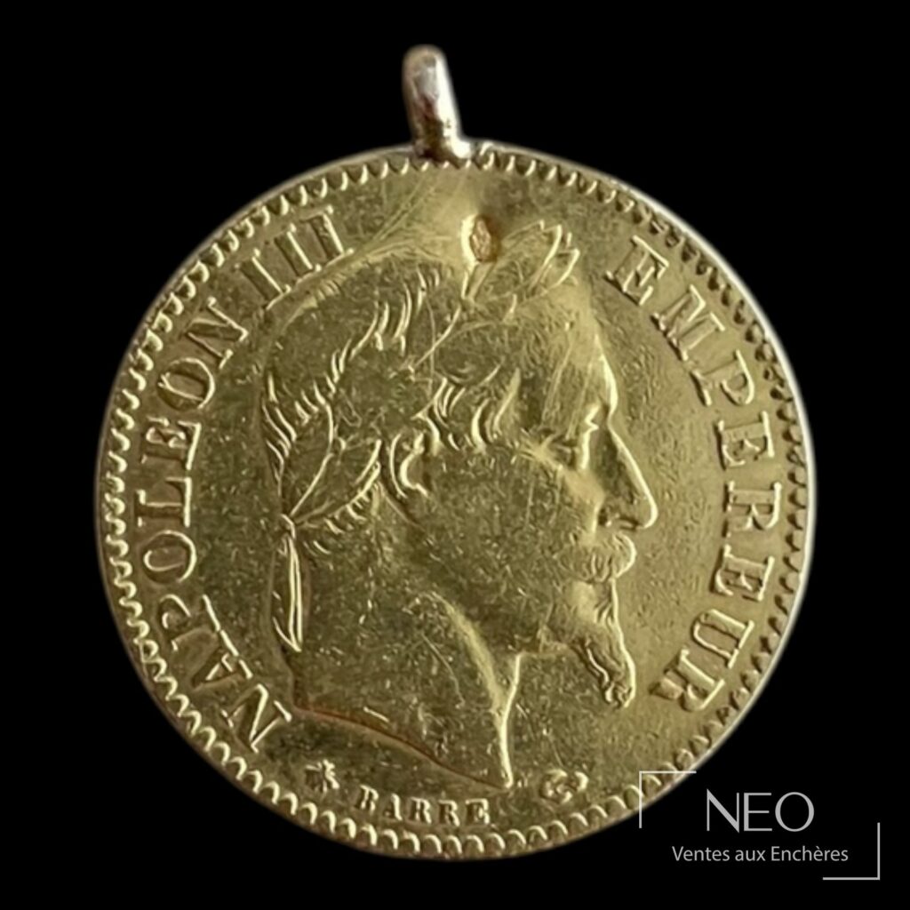 Avers de la pièce 10 francs or Napoléon III tête laurée avec bélière de pendentif