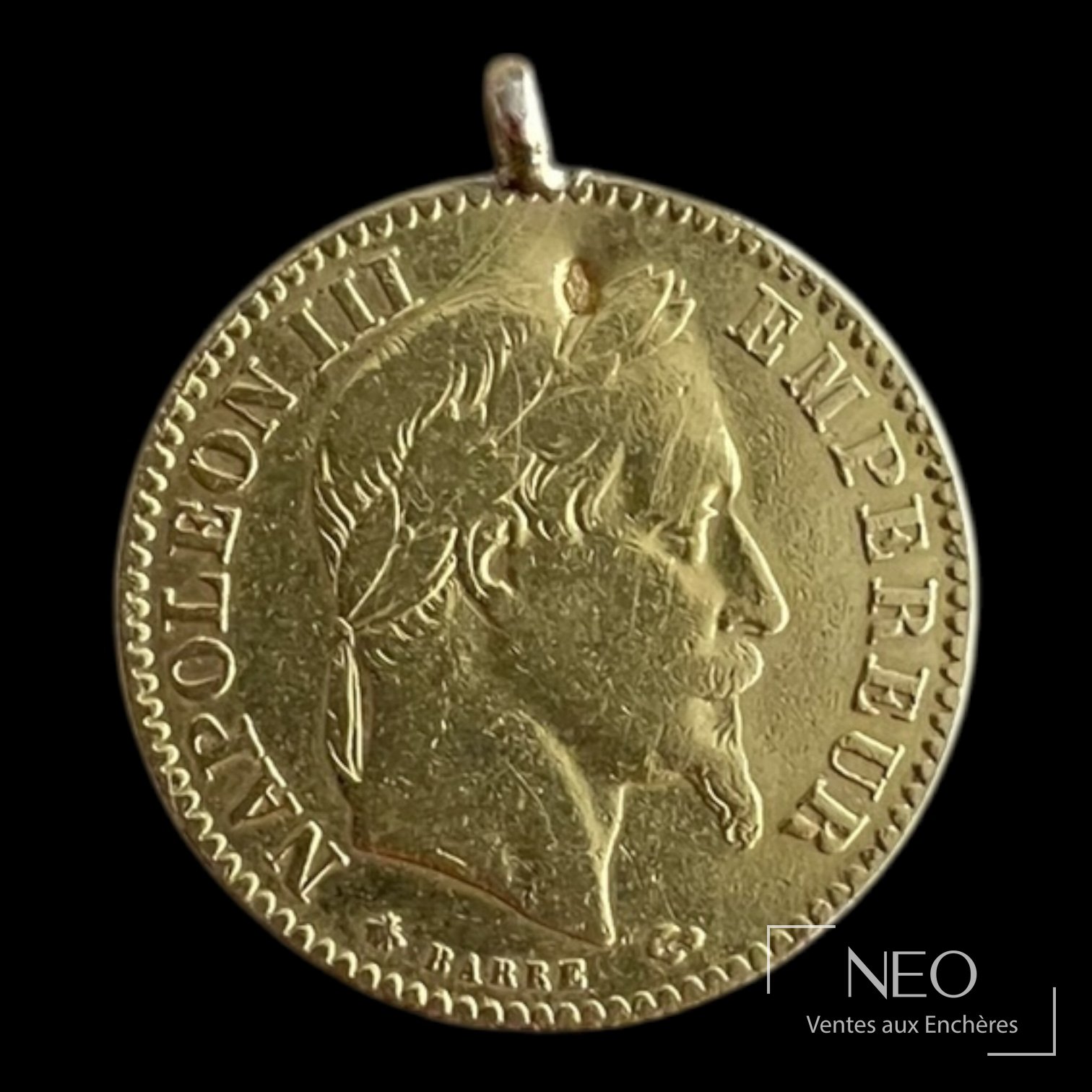 Avers de la pièce 10 francs or Napoléon III tête laurée avec bélière de pendentif