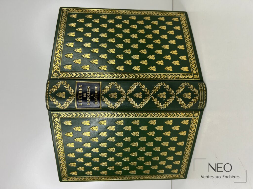 Couverture verte ornée de motifs dorés avec titre au dos