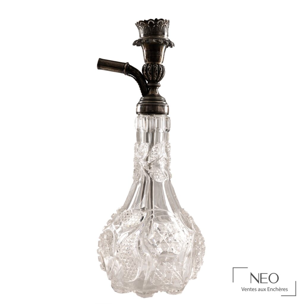 Narguilé en cristal taillé avec monture en argent et long tuyau latéral