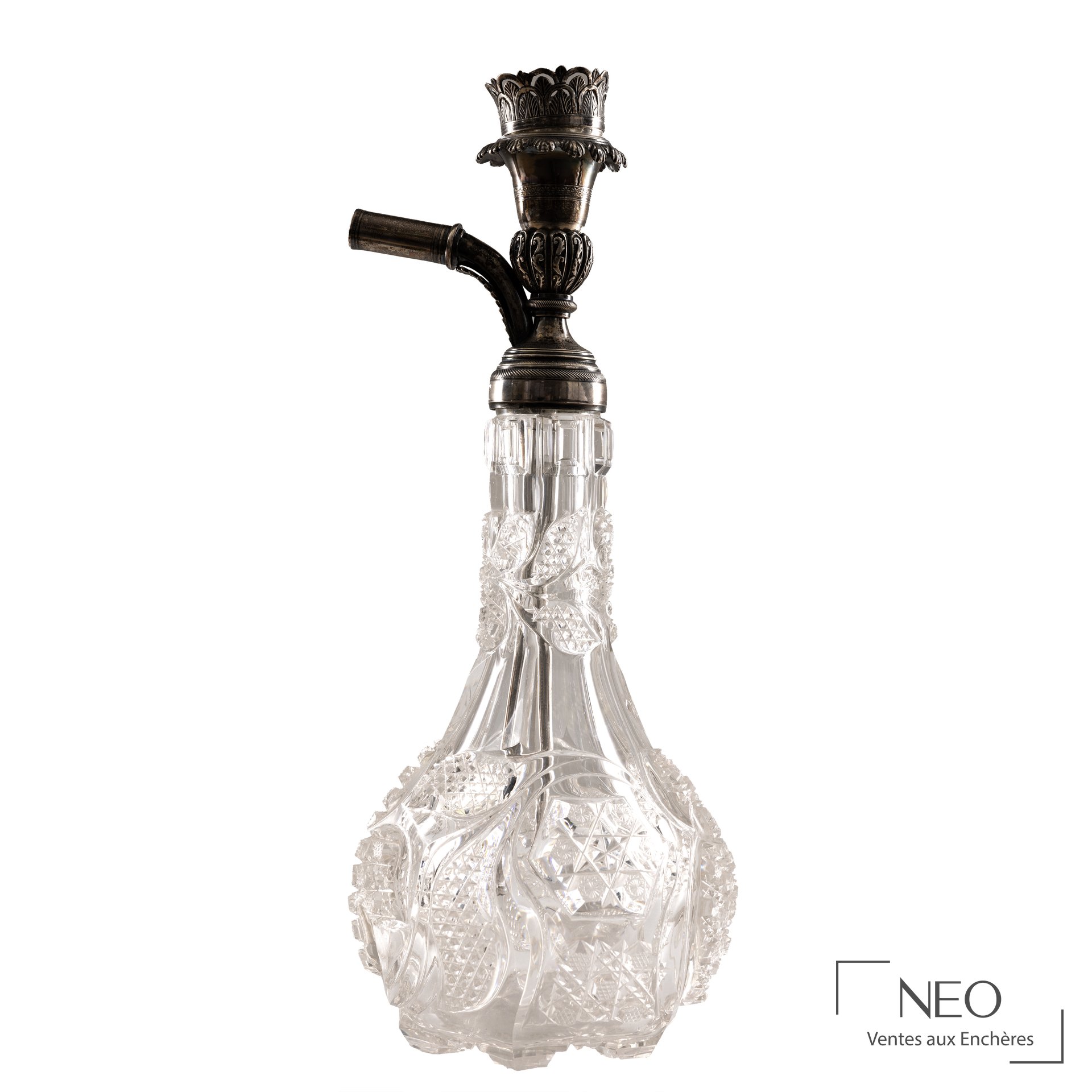 Narguilé en cristal taillé avec monture en argent et long tuyau latéral