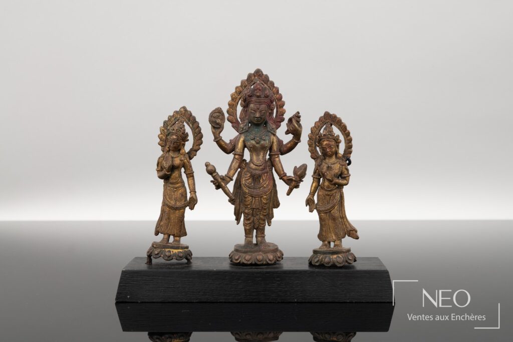Groupe statuaire népalais en bronze doré représentant Lakshmi