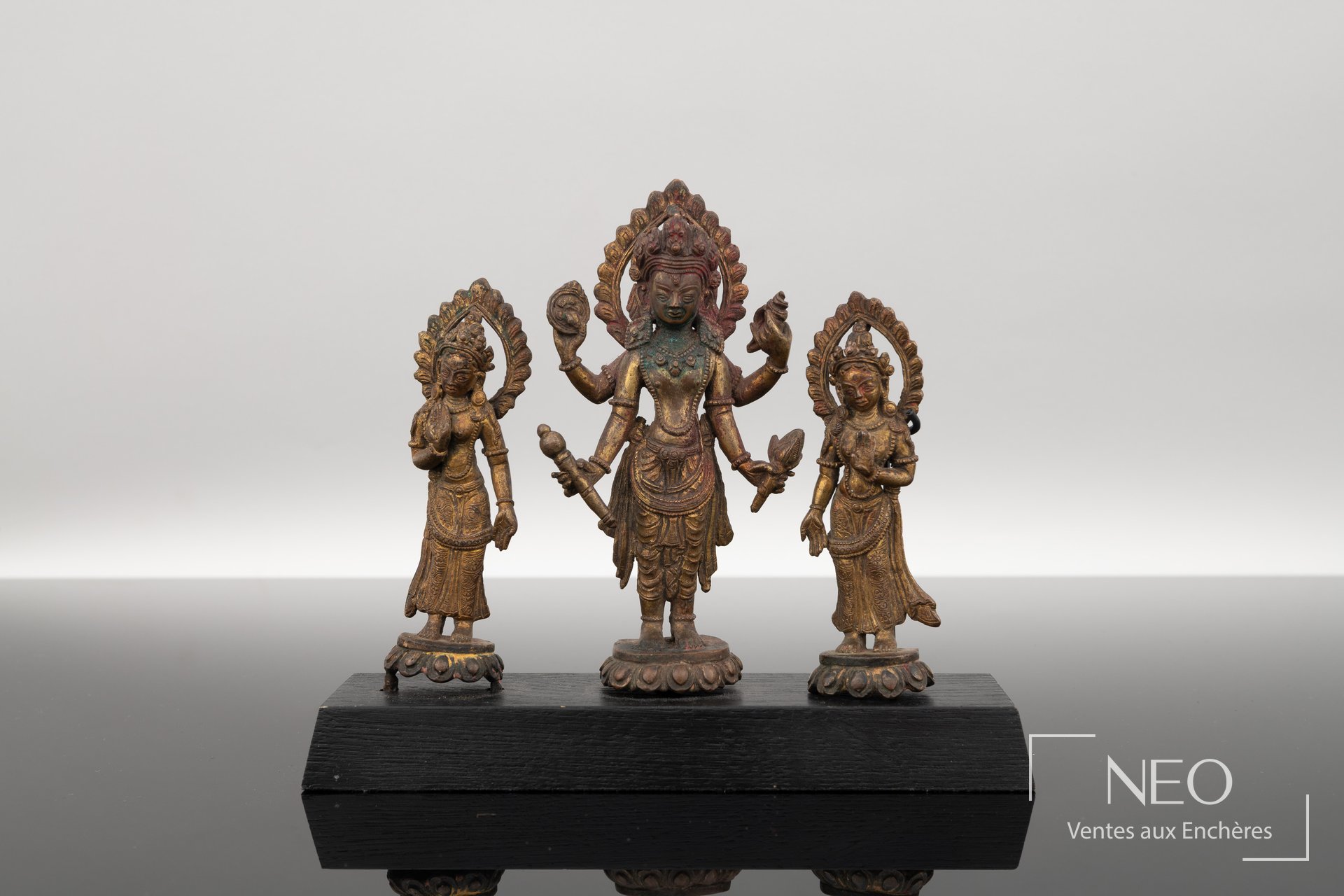 Groupe statuaire népalais en bronze doré représentant Lakshmi