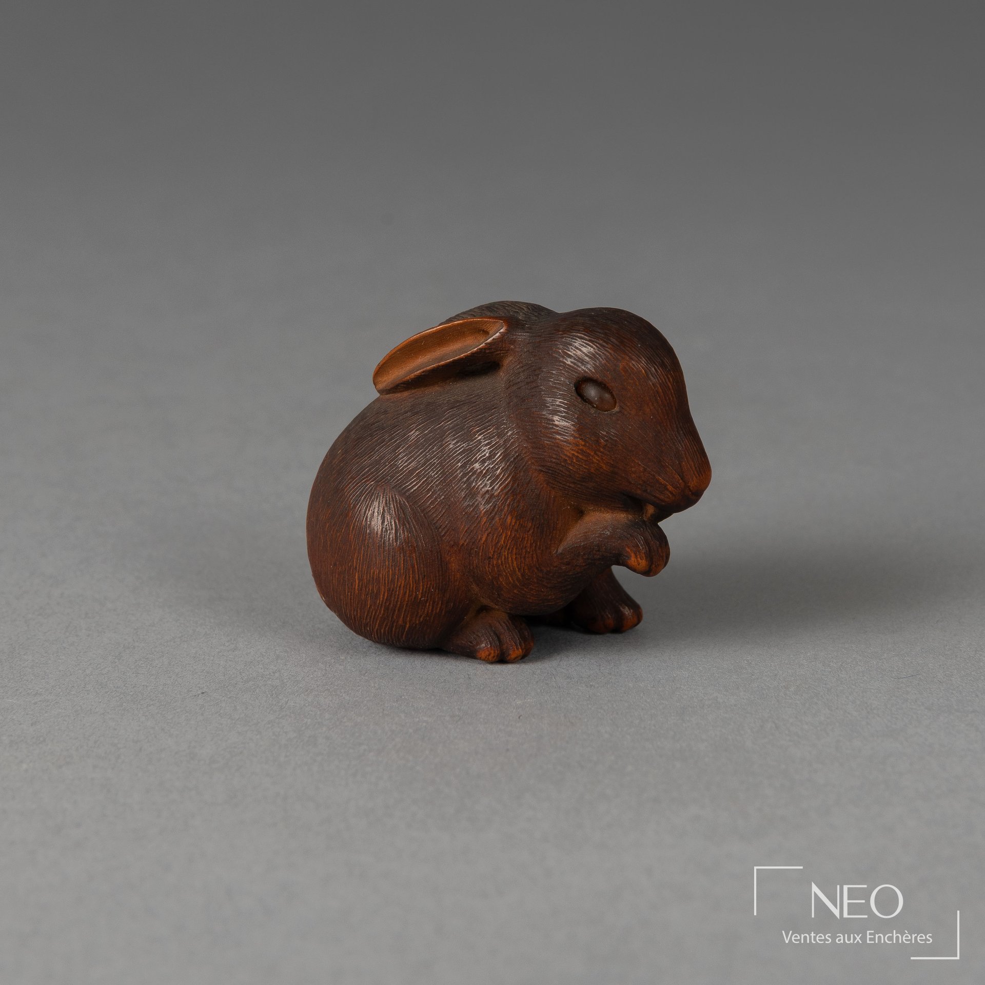Netsuke en buis représentant un lièvre assis