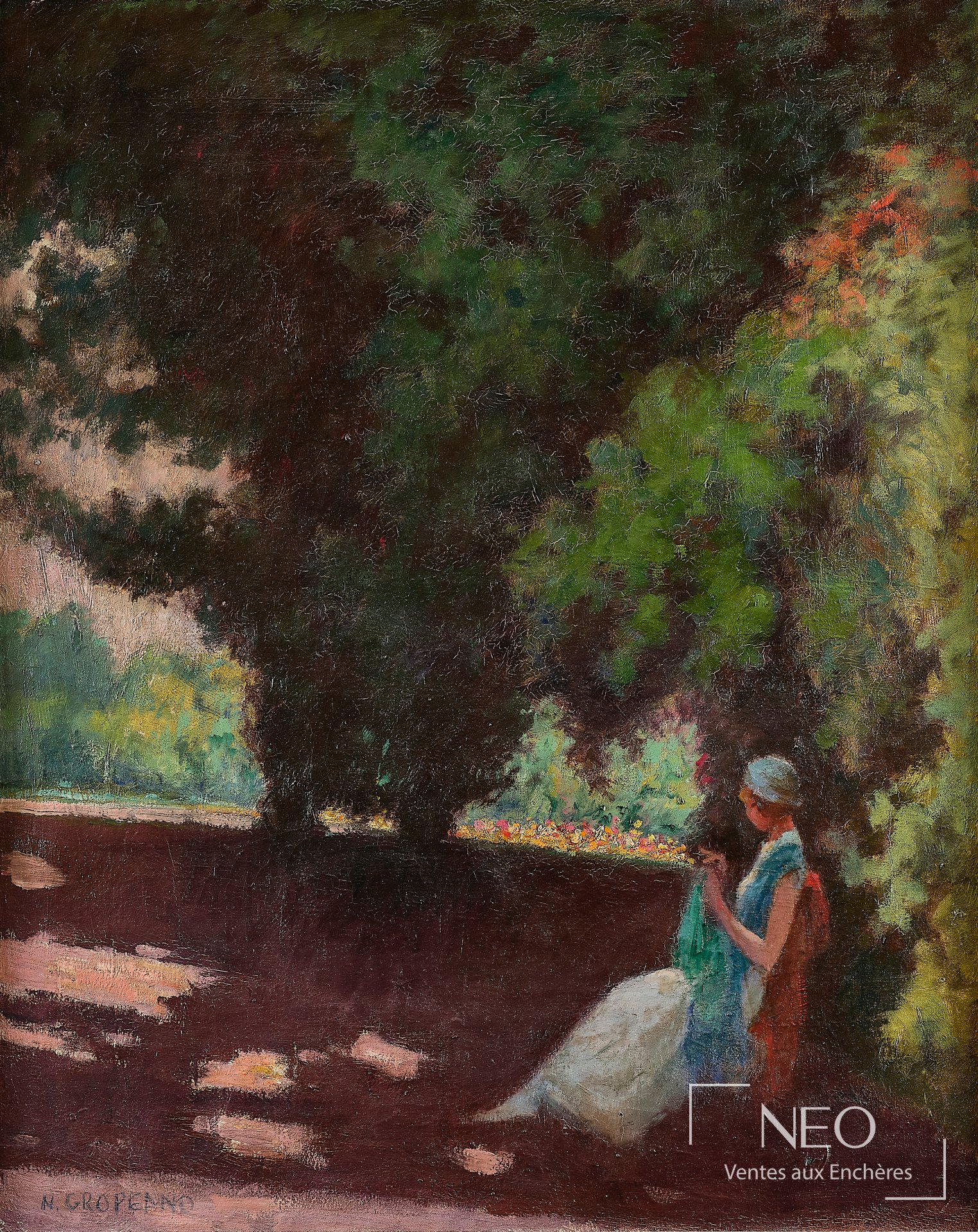 Femme tricotant sous arbre