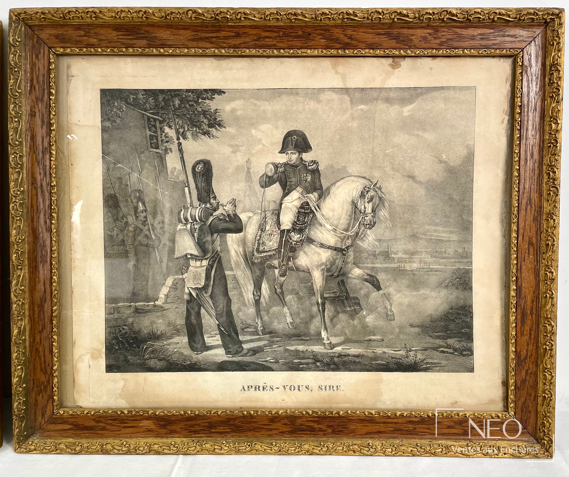 Lithographie encadrée sous verre représentant Napoléon à cheval avec des soldats en premier plan.