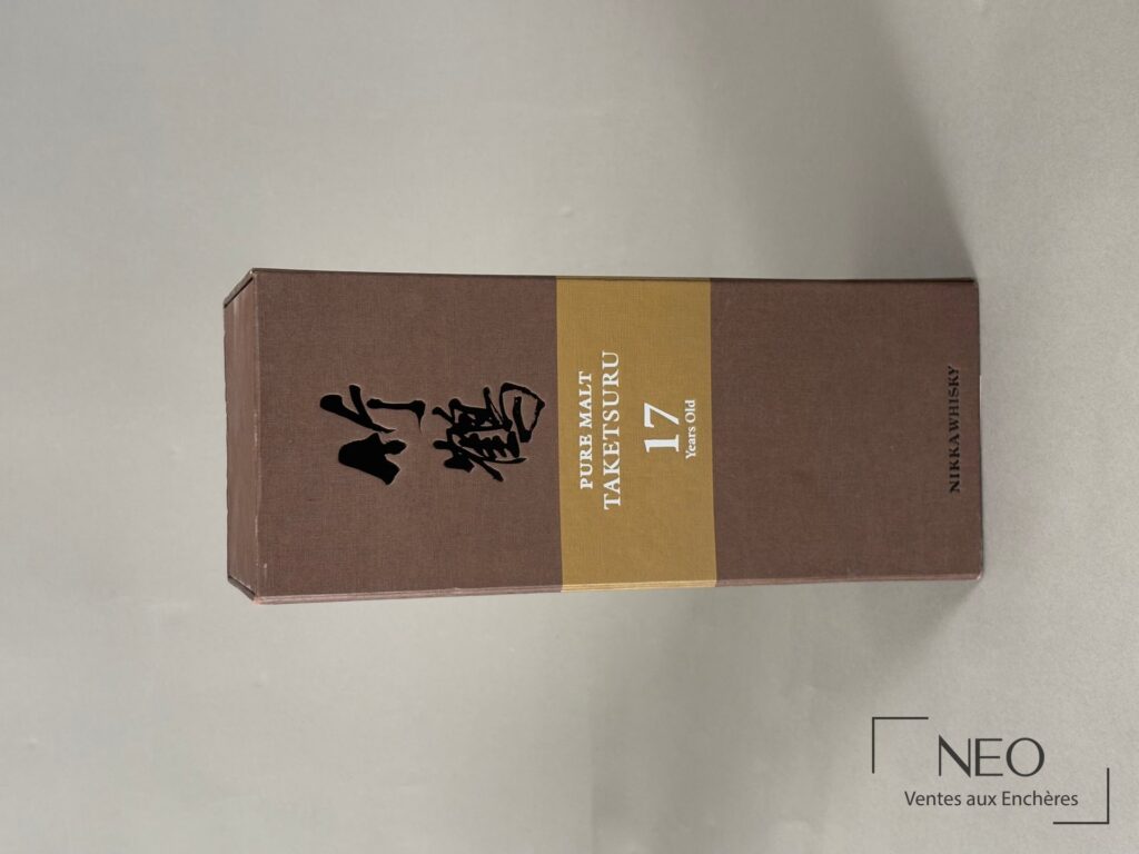 Coffret brun Nikka Pure Malt 17 Years Old avec bandeau doré