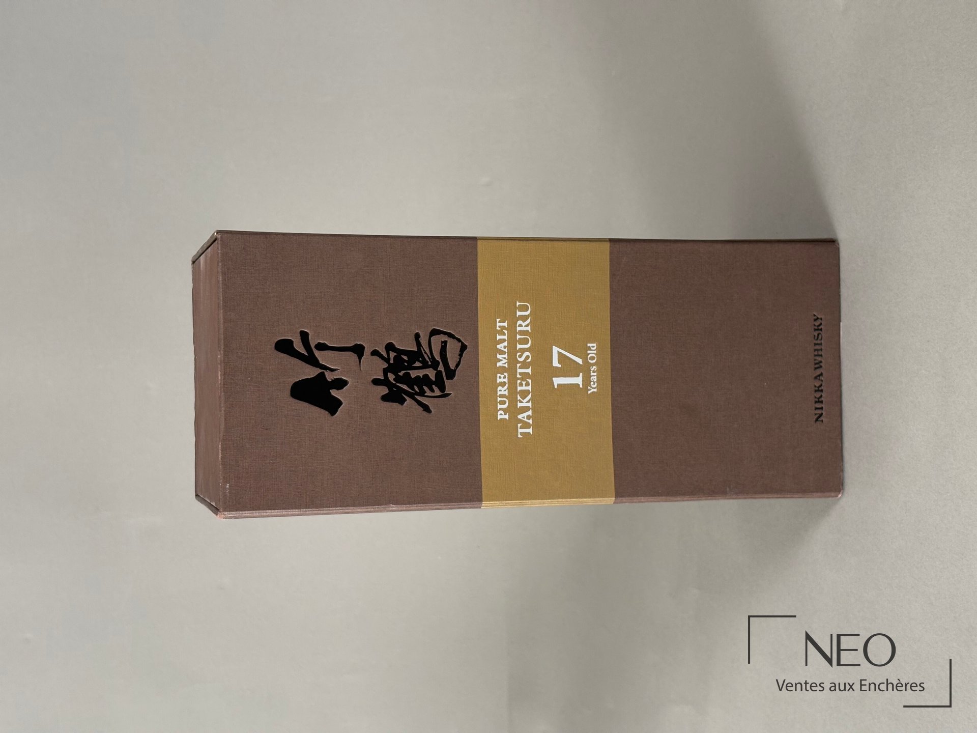 Coffret brun Nikka Pure Malt 17 Years Old avec bandeau doré