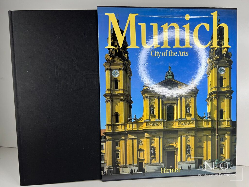 Couverture du livre Munich City of the Arts avec photographie d'une façade jaune en couverture