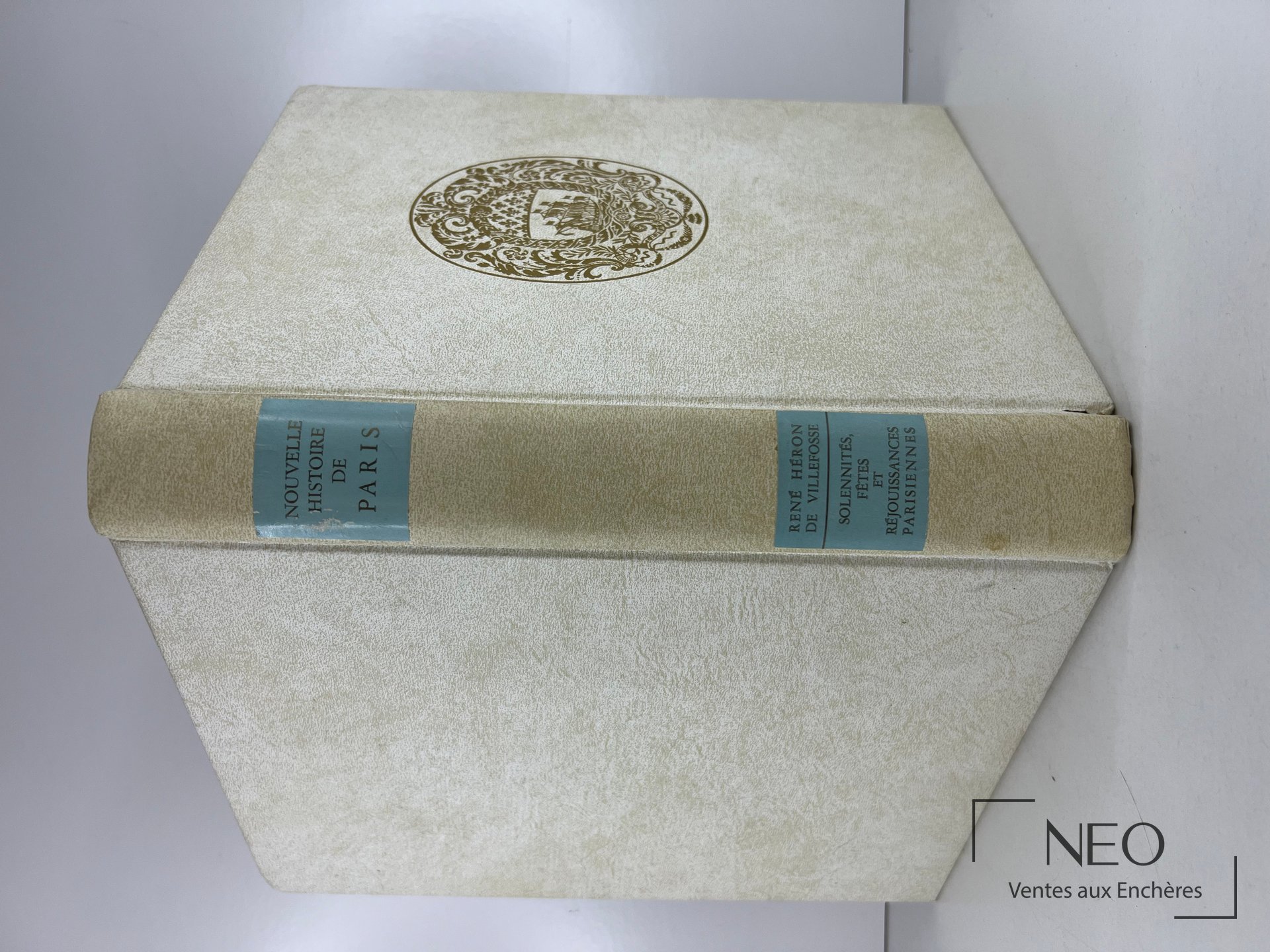 Livre à couverture rigide illustrée avec dos lisse et motif central doré