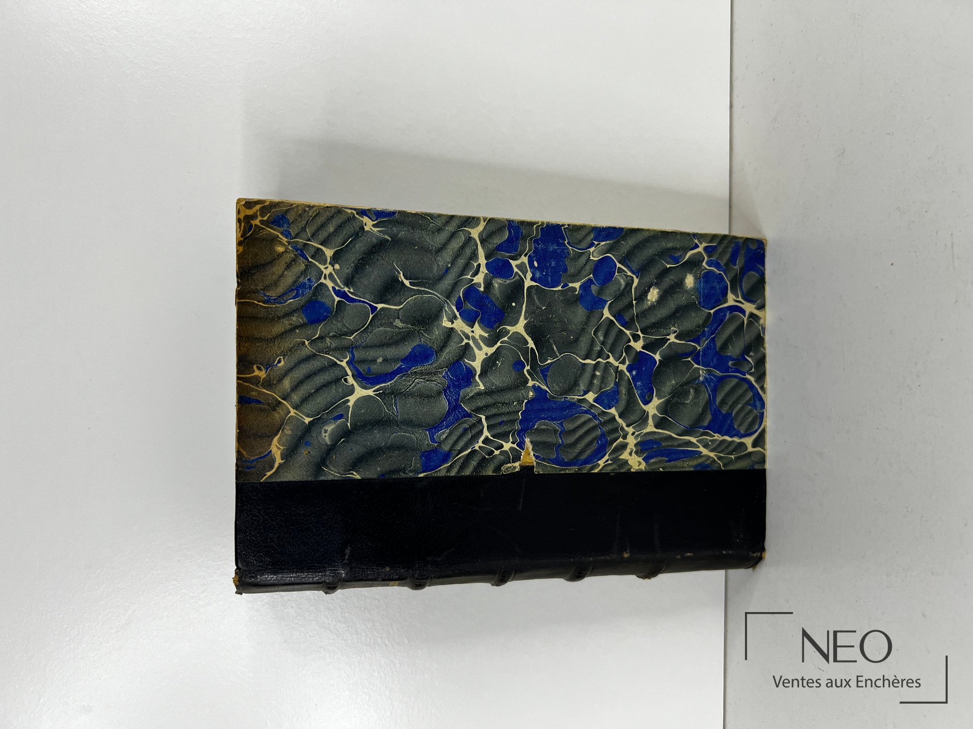 Couverture marbrée noire et bleue d'un livre ancien