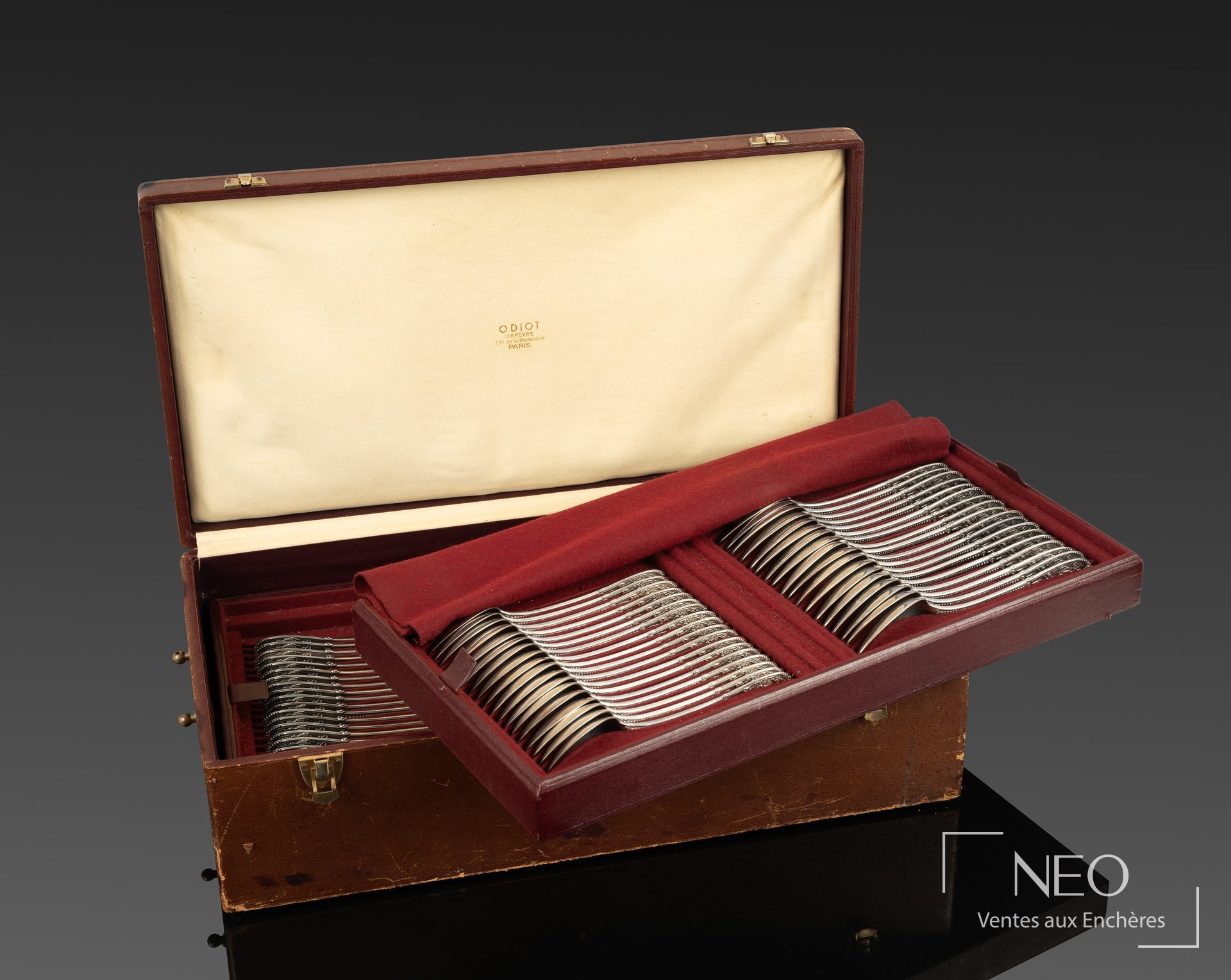 Ménagère ODIOT ouverte dans son coffret en cuir bordeaux