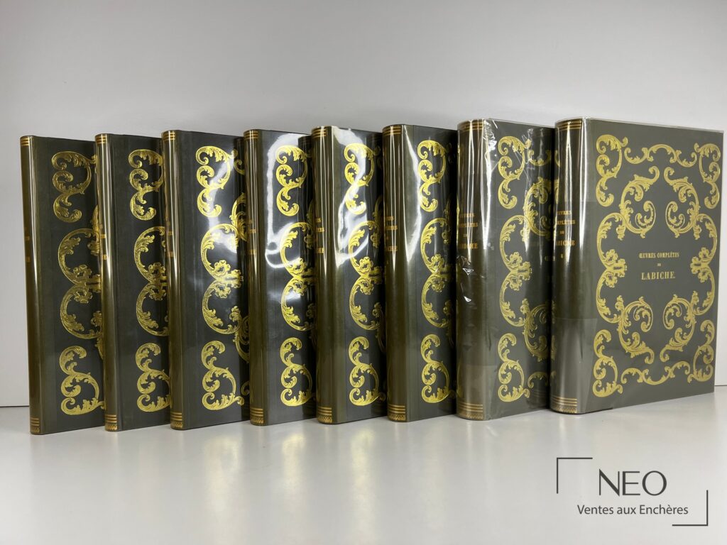 Huit volumes noirs et or des Oeuvres completes de Labiche alignes de face.