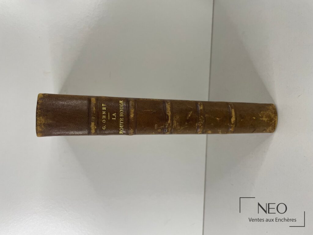 Dos en demi chagrin brun avec nerfs et titre doré La route rouge de Georges Ohnet.