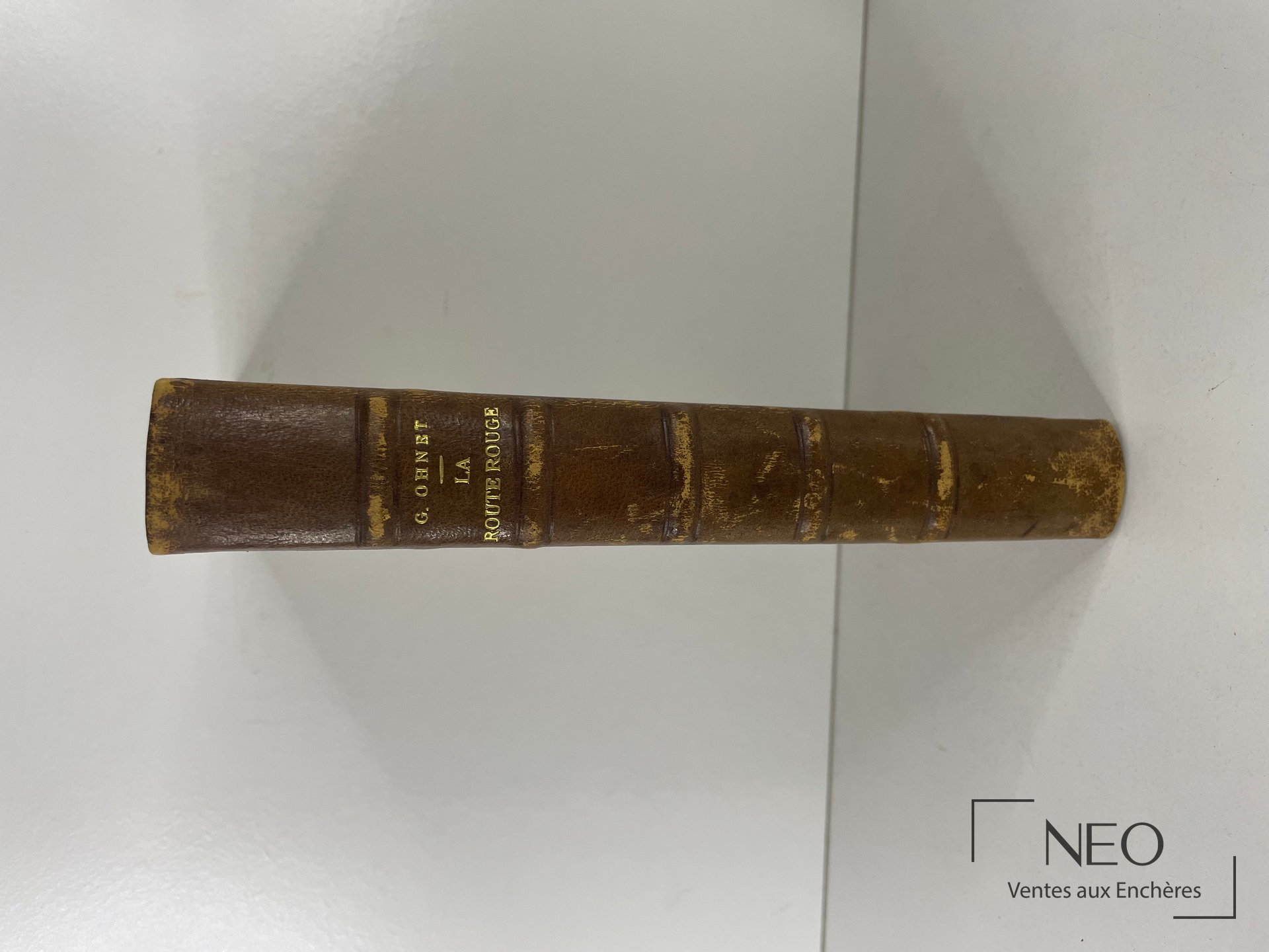 Dos en demi chagrin brun avec nerfs et titre doré La route rouge de Georges Ohnet.