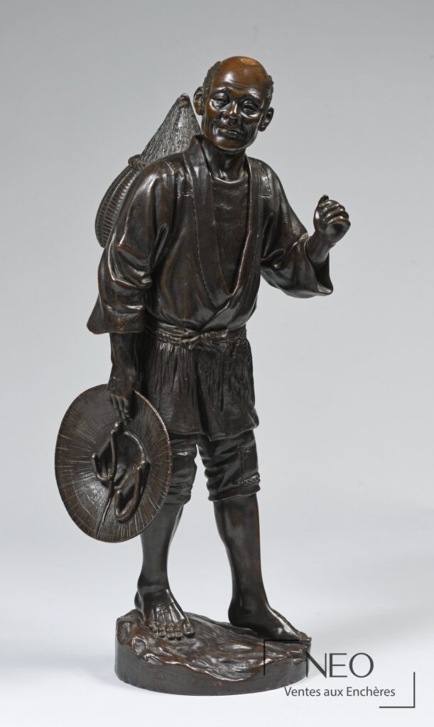 Okimono japonais en bronze représentant un paysan debout tenant un chapeau