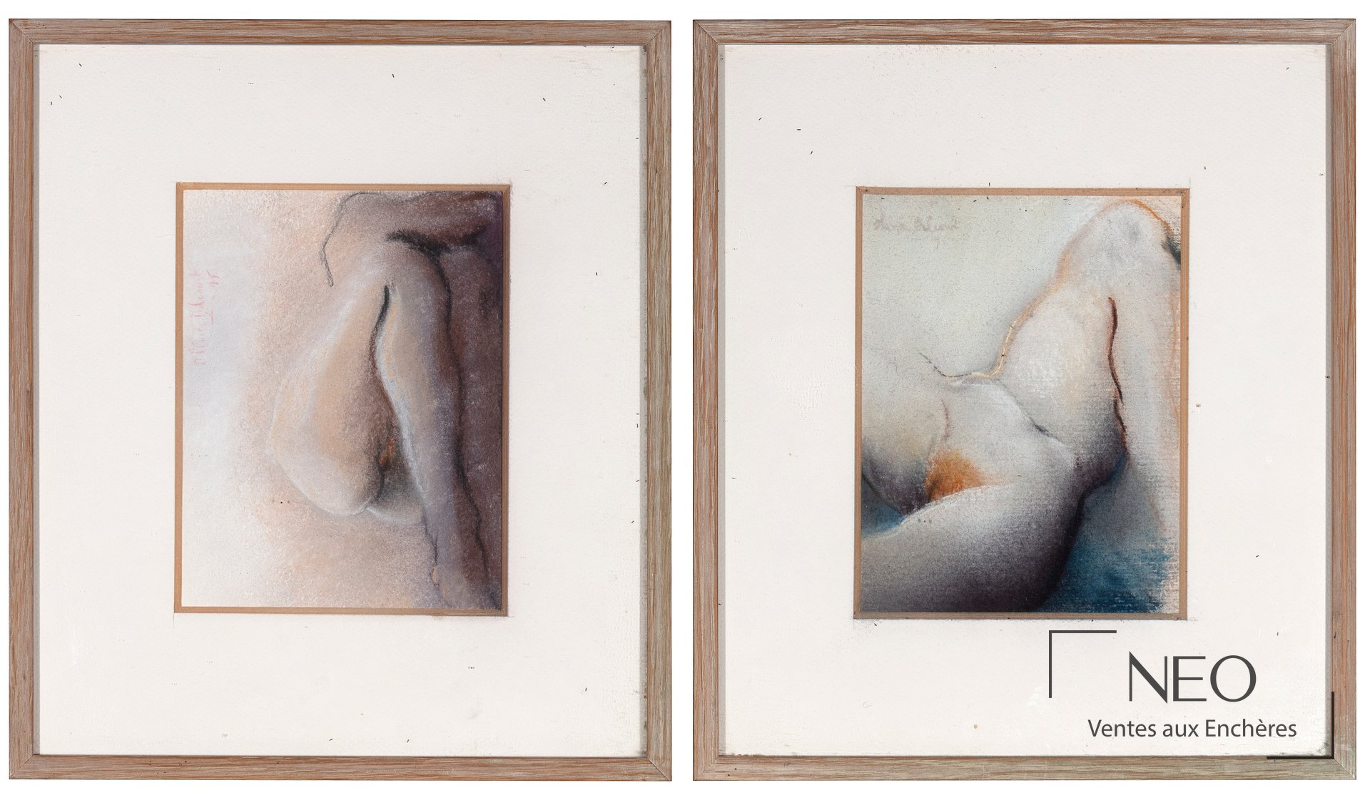 Paire de dessins encadrés représentant des corps nus au pastel et au fusain