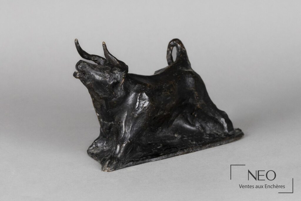 Sculpture de taureau en bronze à patine noire vue en trois quarts