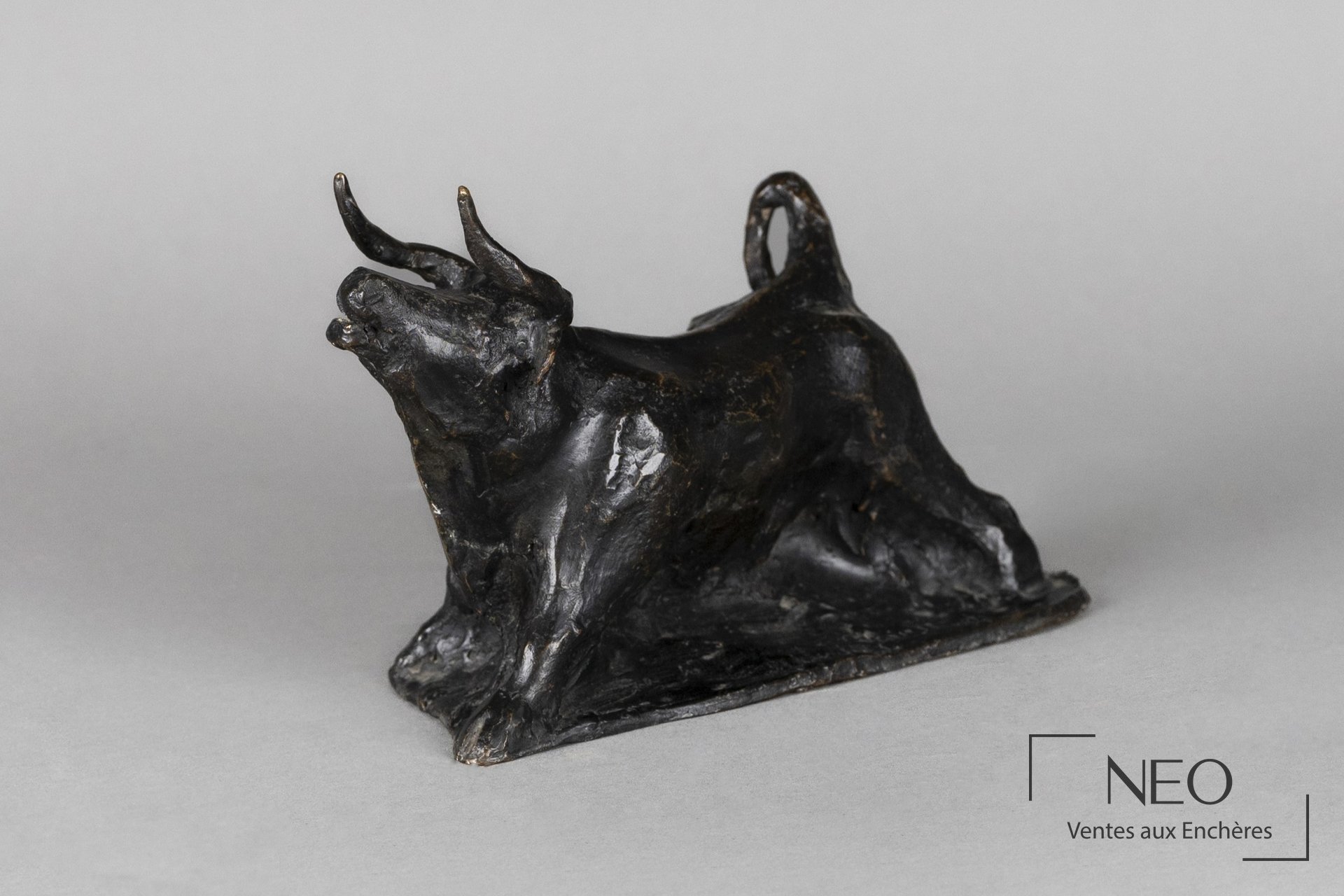 Sculpture de taureau en bronze à patine noire vue en trois quarts