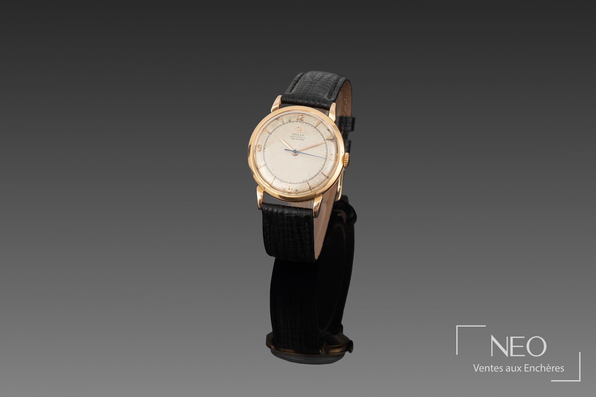 Montre Omega en or jaune sur support