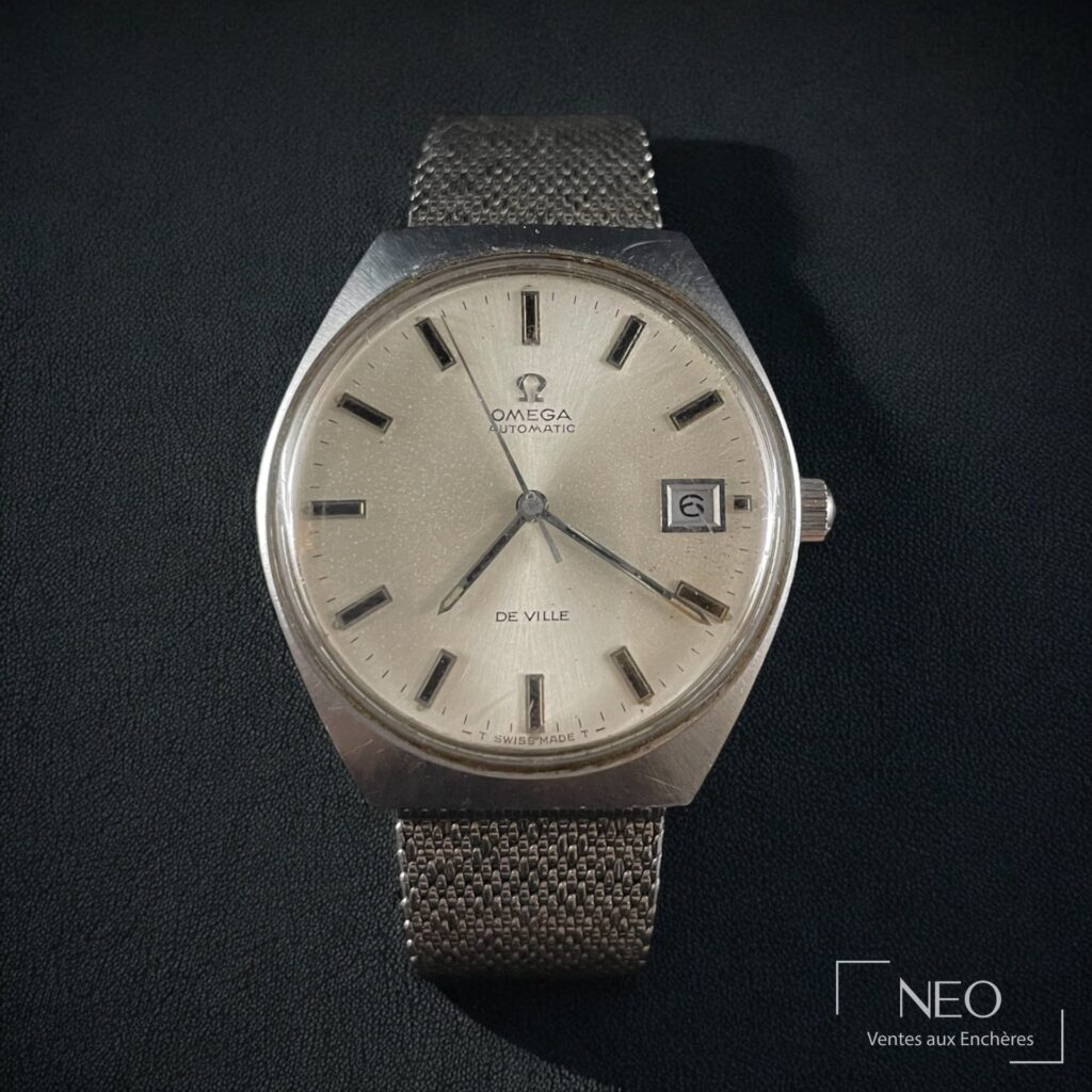 Cadran argenté d'une montre Omega De Ville en acier avec date à 3 heures