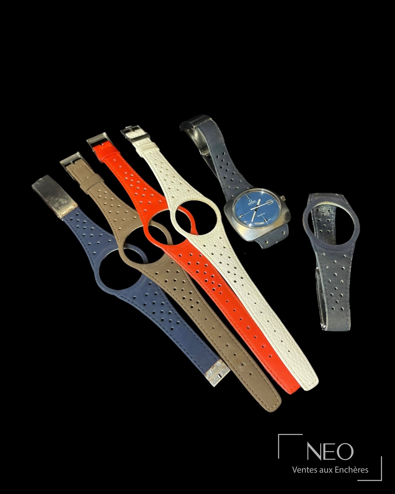 Montre Omega Genève avec cinq bracelets Rallye présentés sur fond noir