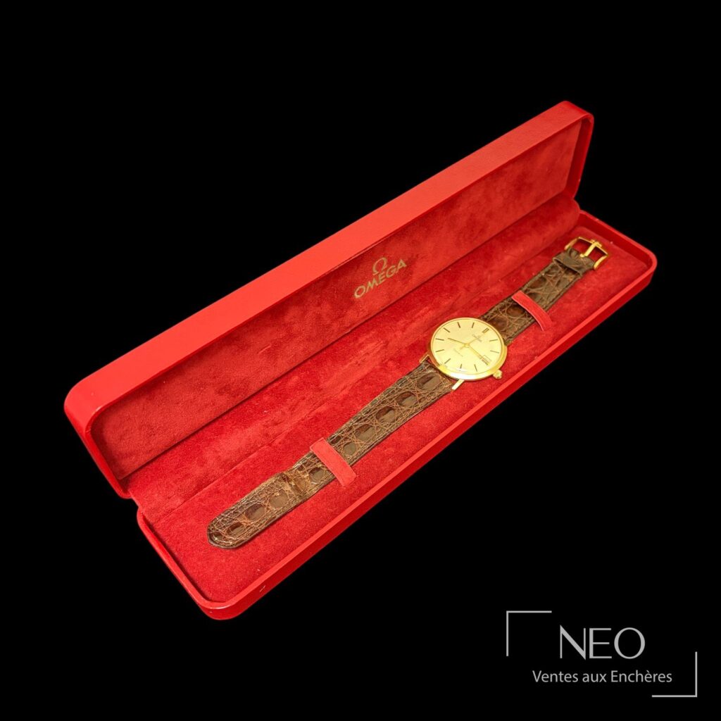 Montre bracelet OMEGA Genève en or jaune dans son écrin rouge
