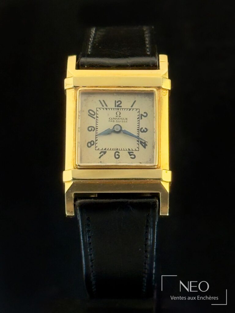 Montre Omega Marine en or jaune avec cadran carré et bracelet noir