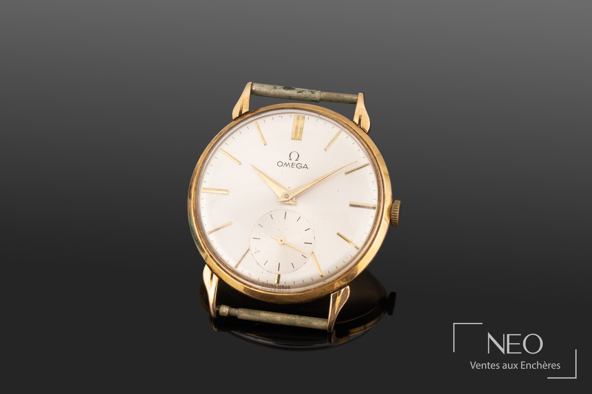 Montre Omega ronde en or jaune avec cadran argenté et petite seconde à 6h