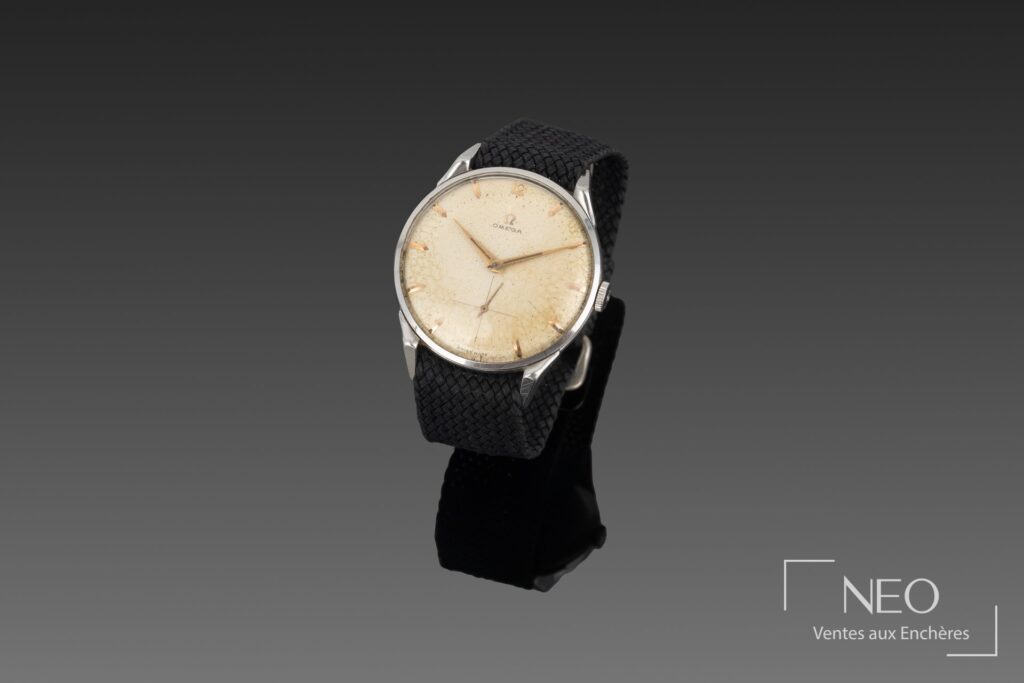 Montre OMEGA ronde au cadran crème avec petite seconde à 6 h et bracelet noir