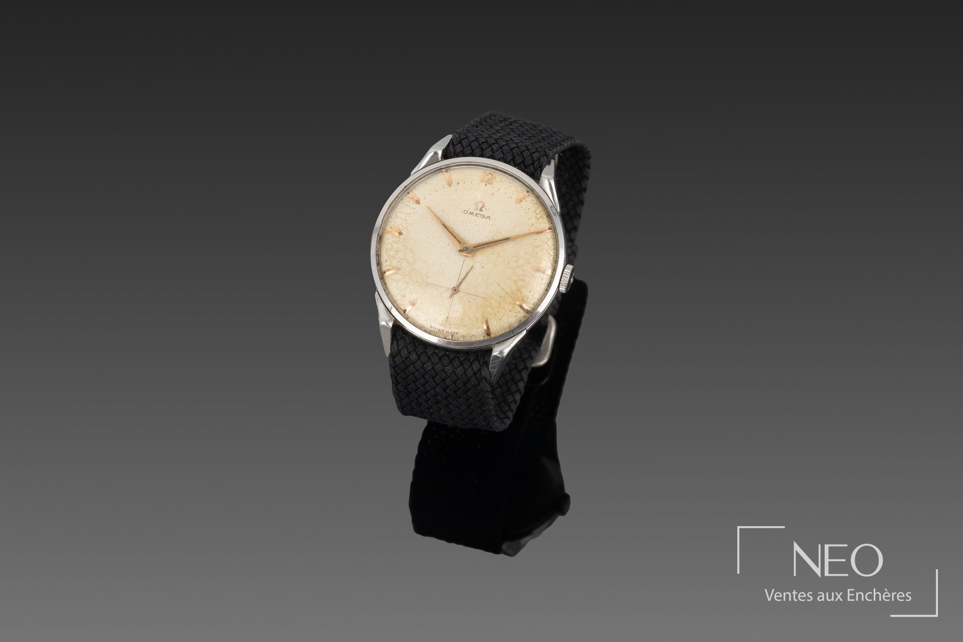 Montre OMEGA ronde au cadran crème avec petite seconde à 6 h et bracelet noir