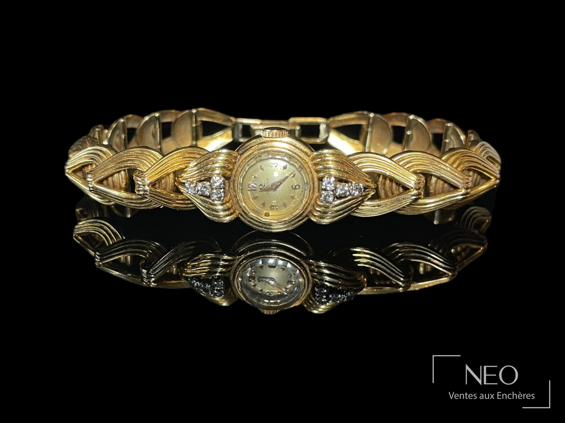 Montre bracelet Omega en or jaune avec cadran circulaire et diamants sur le boîtier