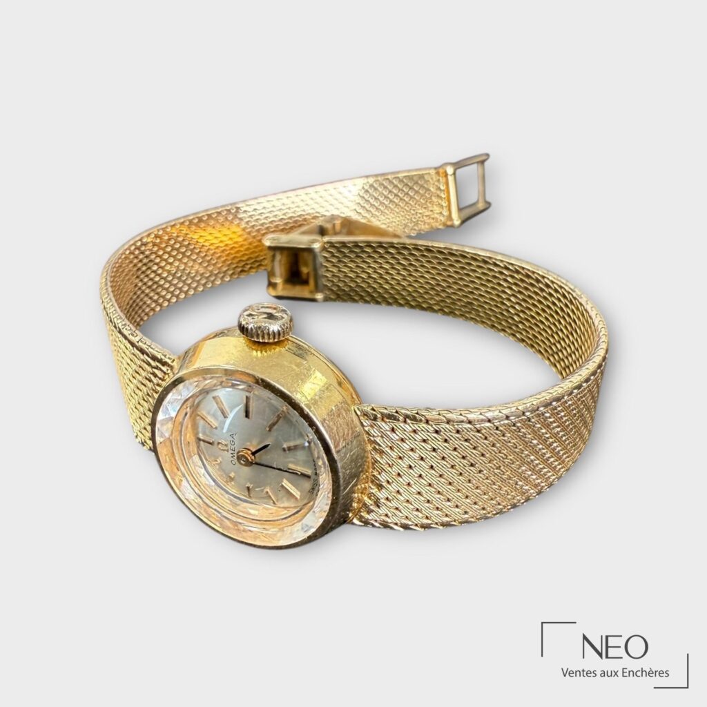 Montre bracelet Omega en or rose avec bracelet intégré et cadran argenté