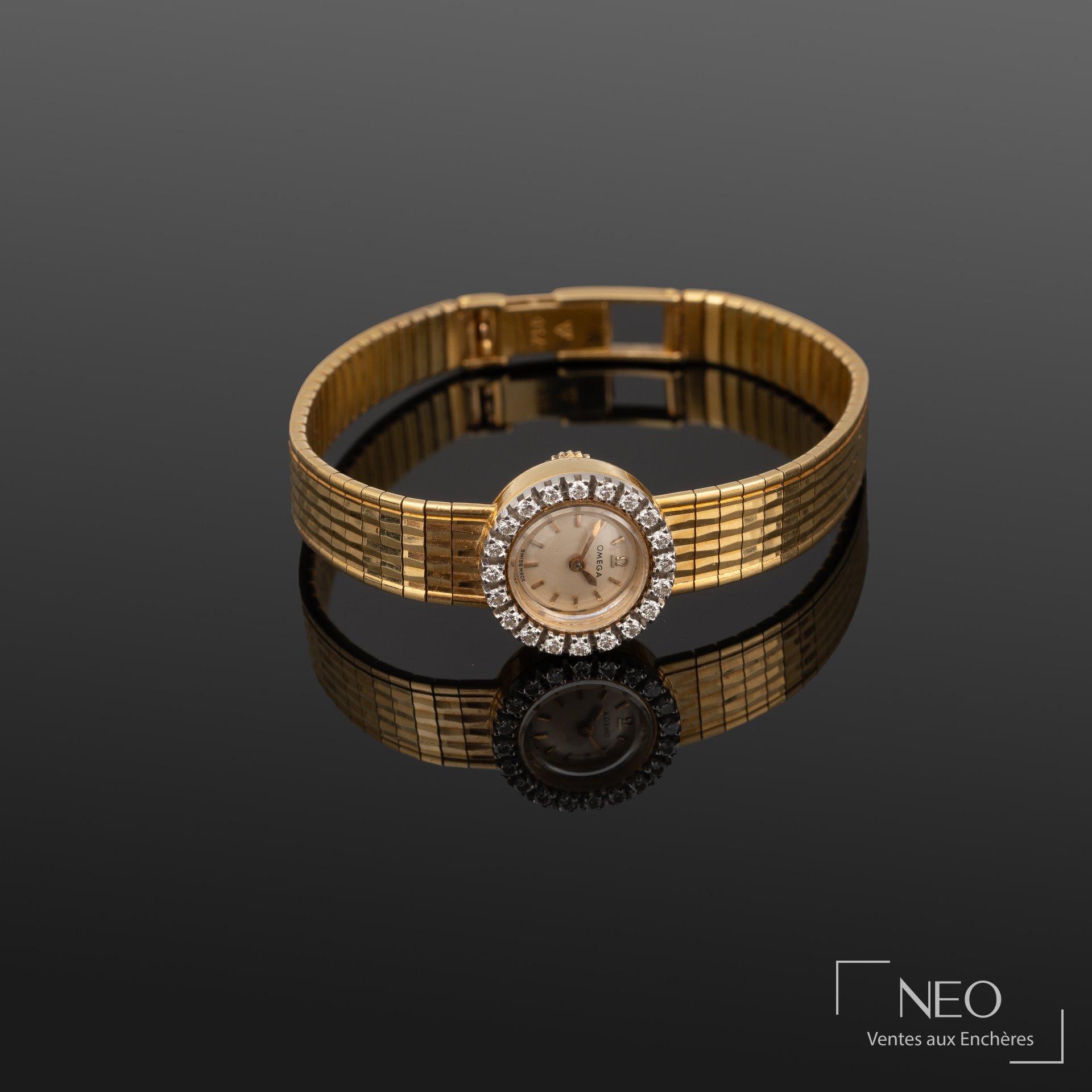 Montre bracelet OMEGA en or jaune sertie de diamants