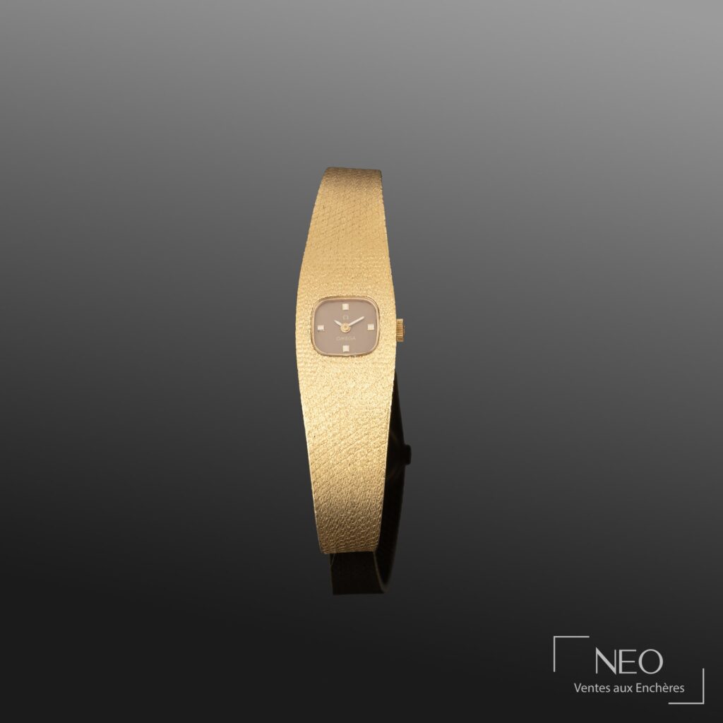 Montre bracelet OMEGA en or jaune 18K avec cadran taupe et boîtier de forme