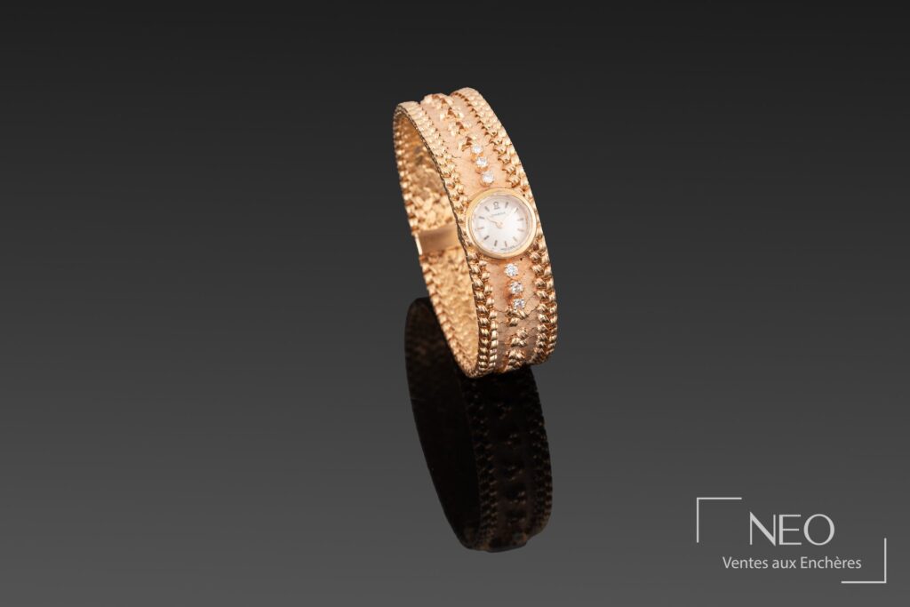 Montre bracelet Omega en or rose sertie de diamants