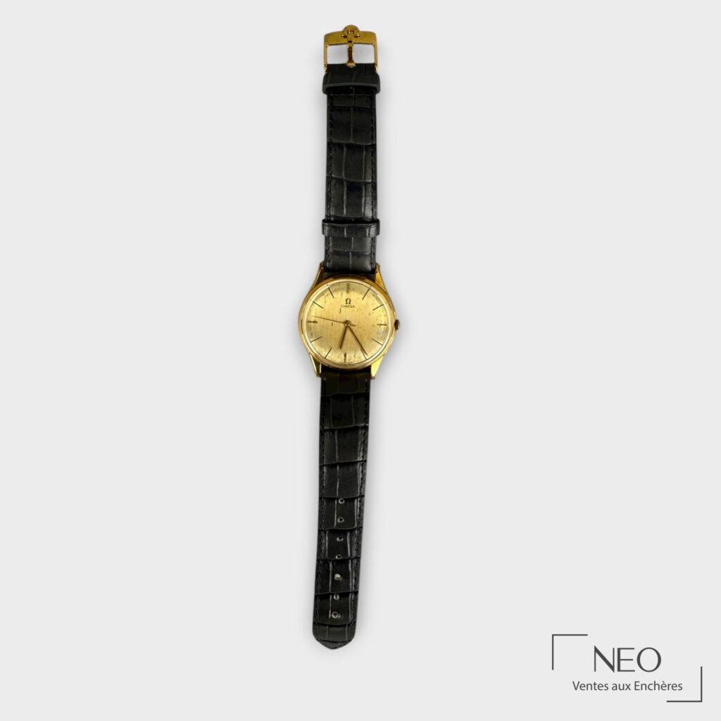 Montre bracelet Omega ronde au cadran doré et bracelet cuir noir