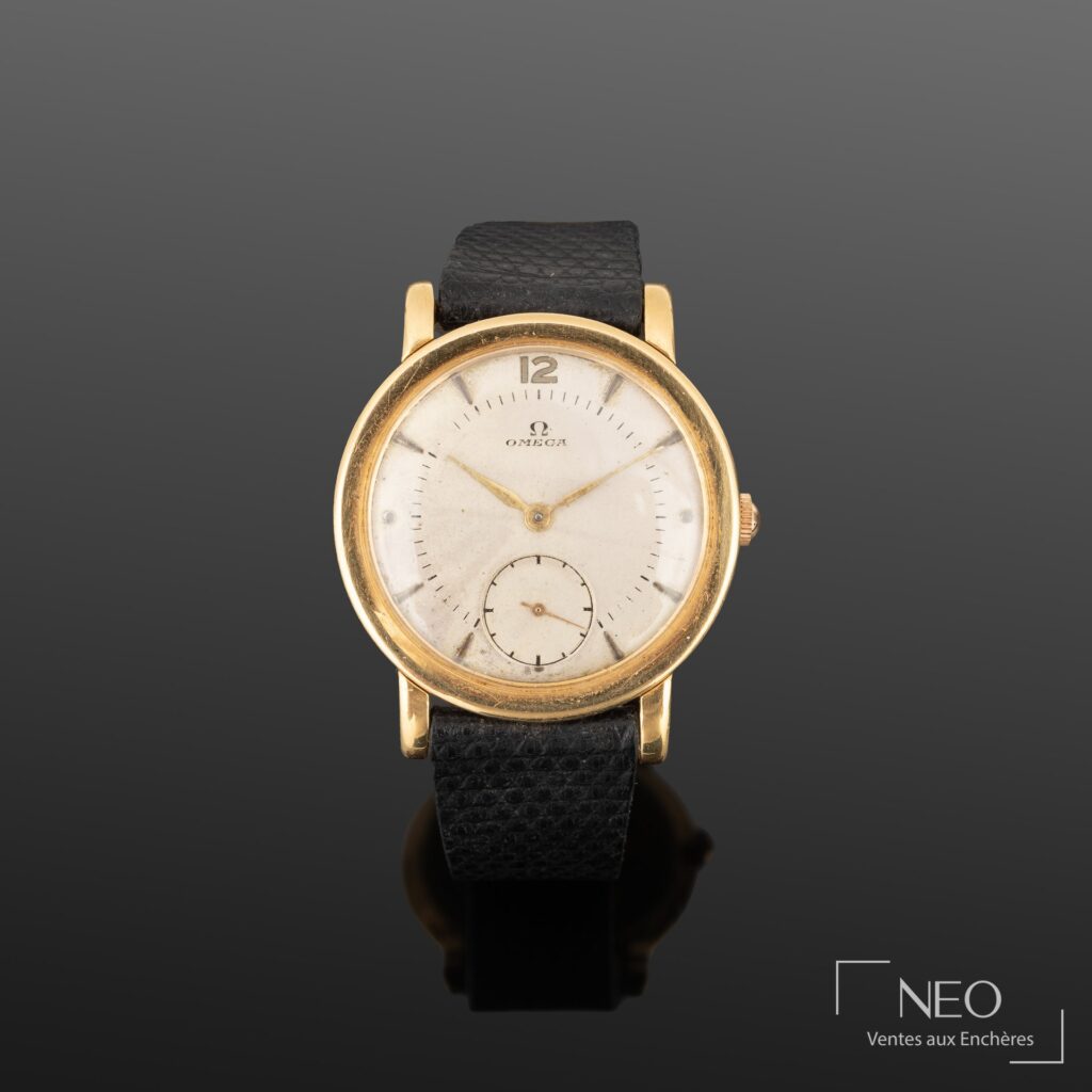 Montre bracelet Omega en or jaune avec cadran clair et bracelet noir