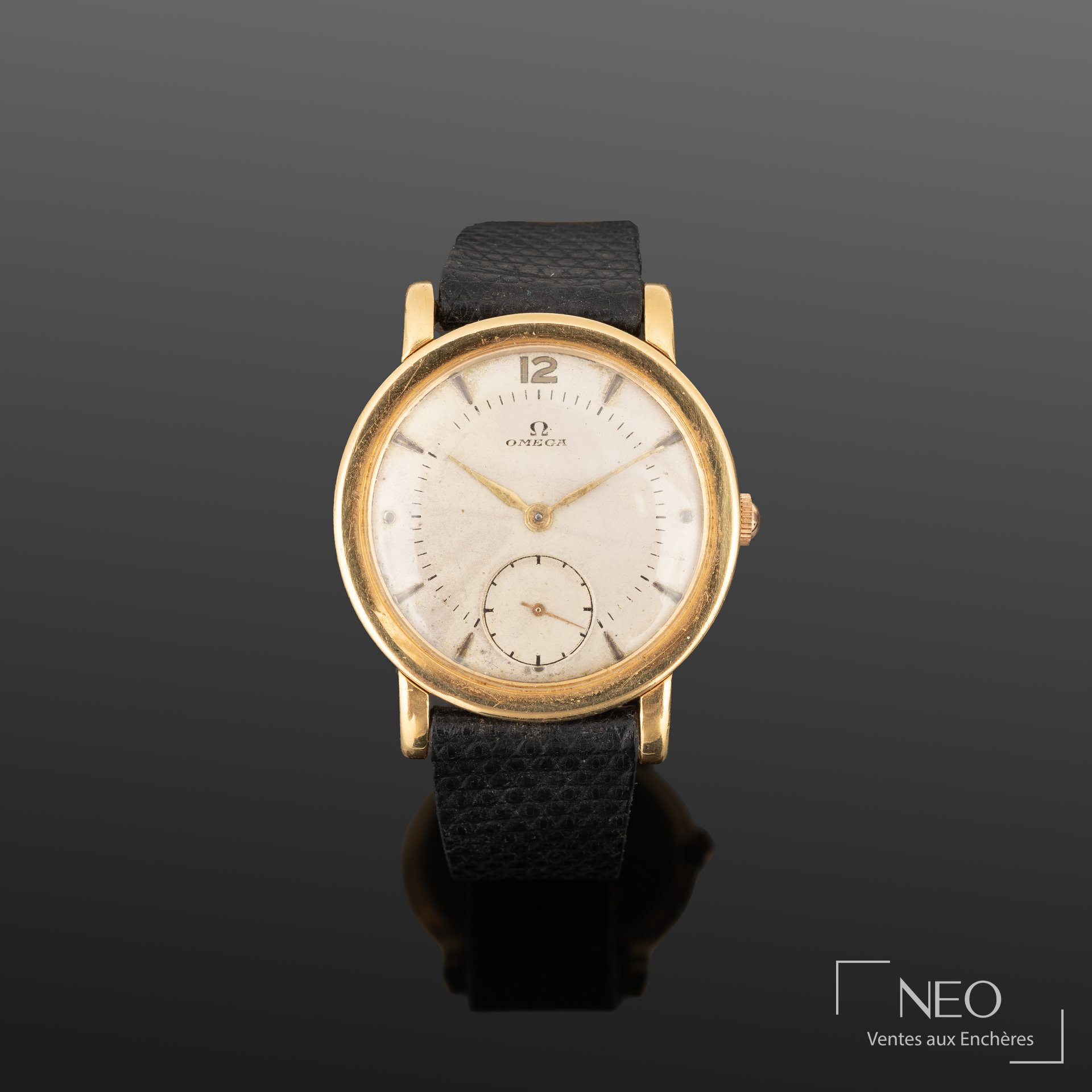 Montre bracelet Omega en or jaune avec cadran clair et bracelet noir