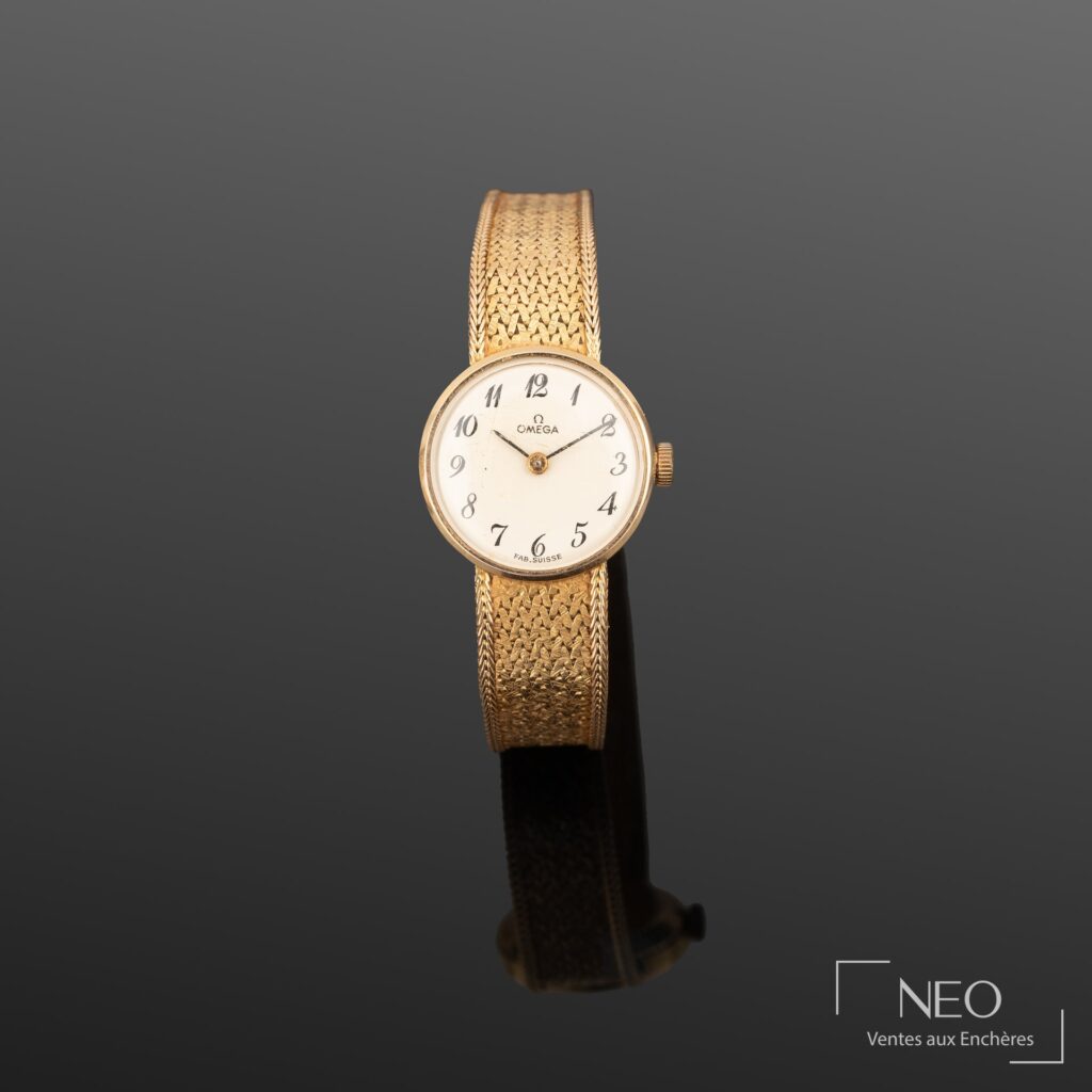 Montre bracelet OMEGA en or jaune avec cadran blanc et chiffres arabes