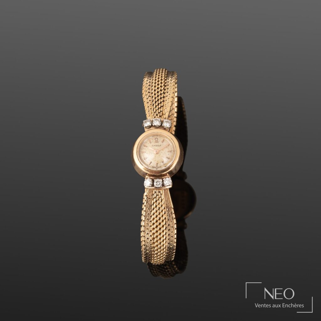 Montre bracelet Omega en or jaune avec cadran rond et diamants sur le boîtier