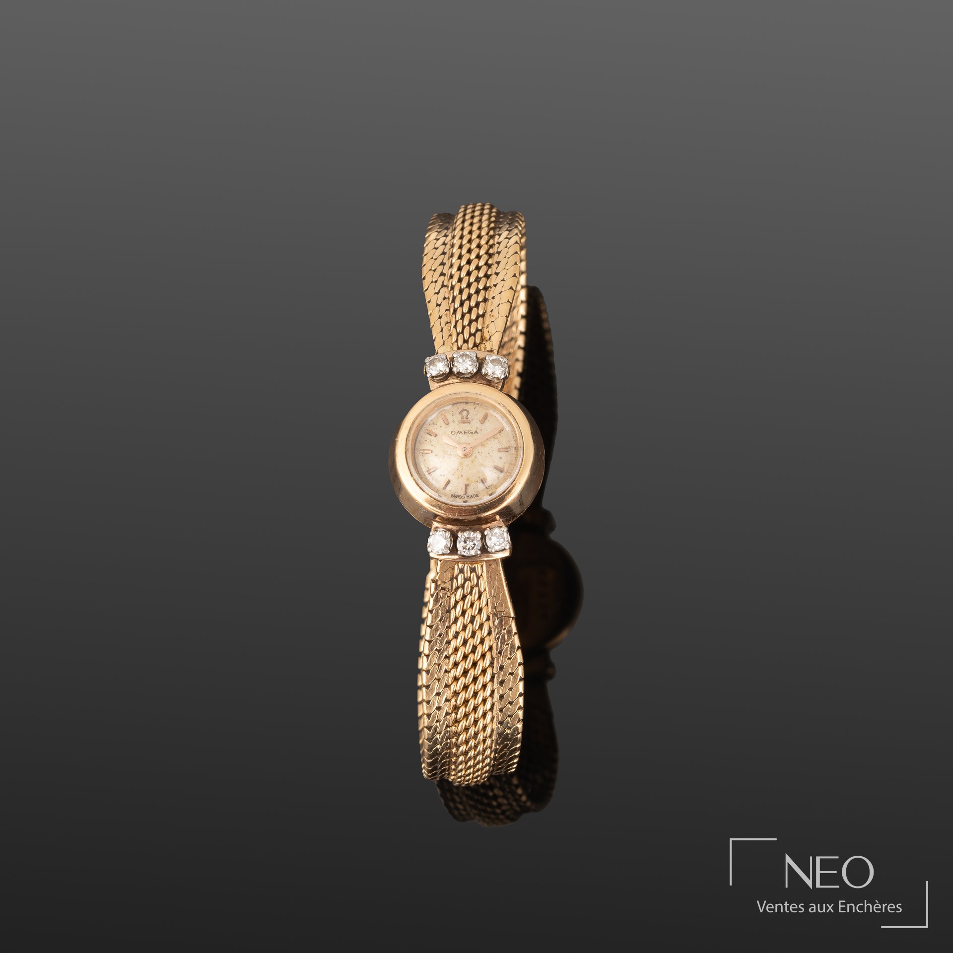 Montre bracelet Omega en or jaune avec cadran rond et diamants sur le boîtier