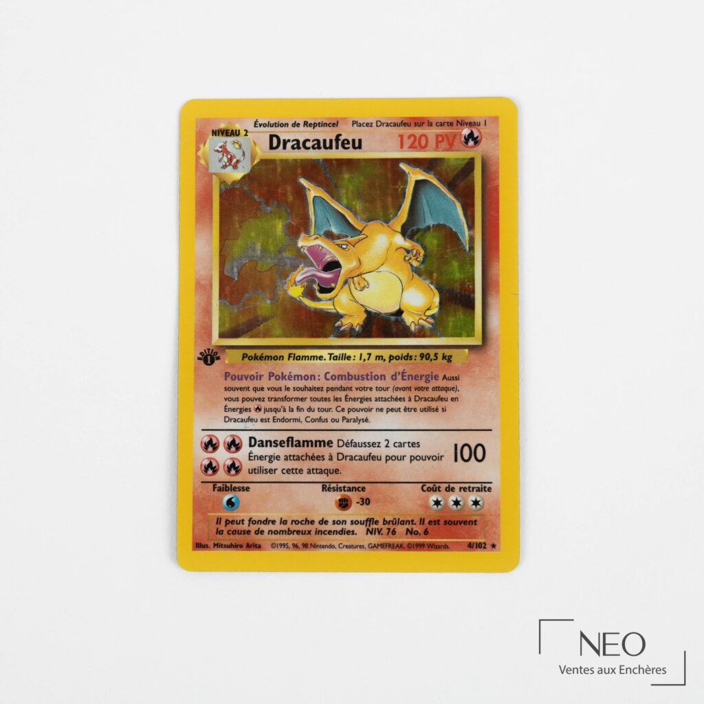 Carte Pokémon Dracaufeu vue de face sur fond blanc